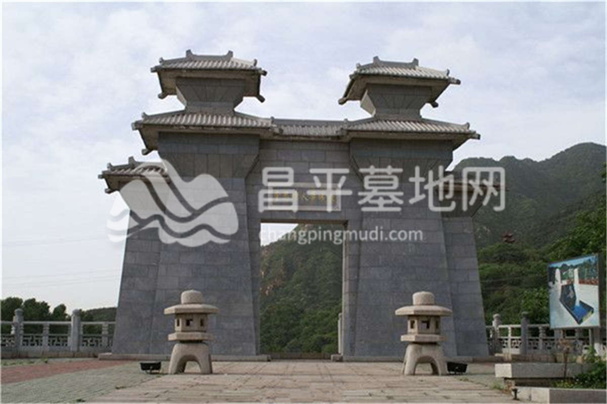 长城华人怀思堂园区入口