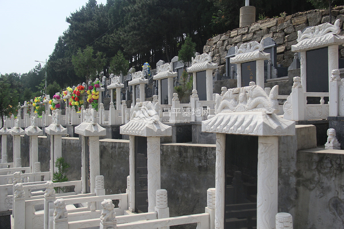 归山陵园墓区