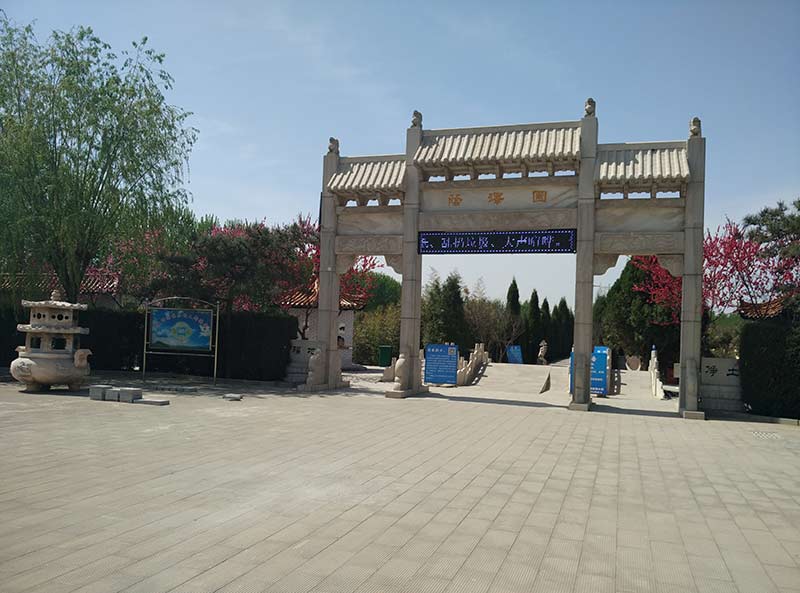 大门一侧