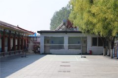 陵园一侧