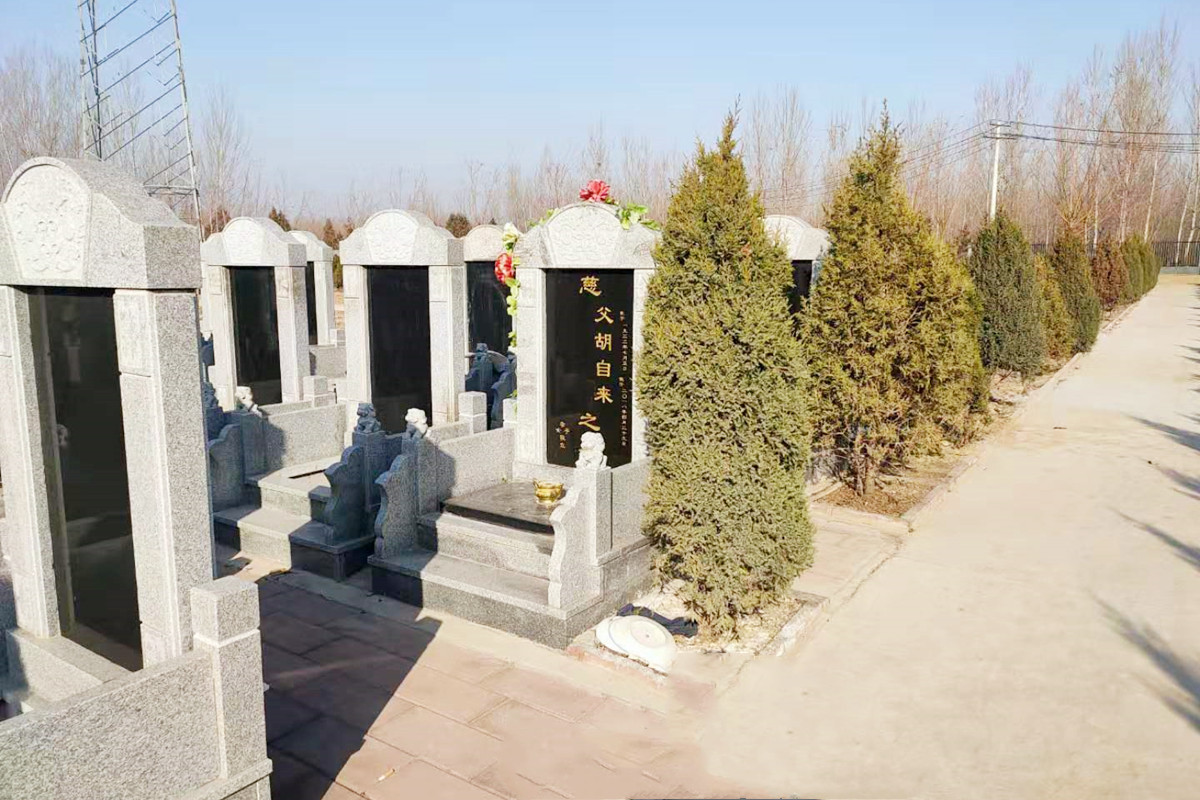 墓区一侧